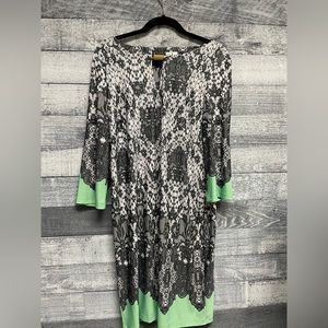 Long sleeve dress black white beautiful pattern with green accent